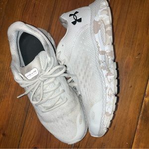 Women’s Underarmour Hovas